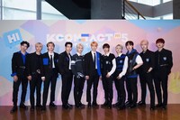 「KCON:TACT HI 5」でのINIのフォトセッションの様子。（写真提供：CJ ENM） 「KCON:TACT HI 5」 (c)CJ ENM Co., Ltd, All Rights Reserved