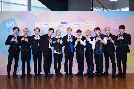 「KCON:TACT HI 5」でのINIのフォトセッションの様子。（写真提供：CJ ENM） 「KCON:TACT HI 5」 (c)CJ ENM Co., Ltd, All Rights Reserved