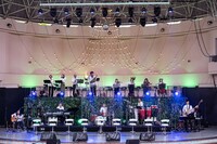 情熱的に「LIFE feat.bird」のイントロを奏でるエビ中バンド。