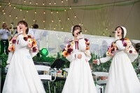 左から中山莉子、桜木心菜、小林歌穂。
