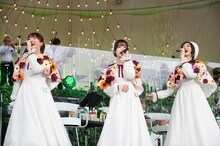左から中山莉子、桜木心菜、小林歌穂。