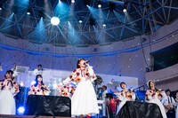 ミラーボールを背に「ナンダカンダ」を歌う中山莉子。