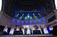 椅子に腰かけてじっくりと歌を届けるエビ中。