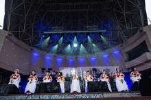 椅子に腰かけてじっくりと歌を届けるエビ中。