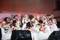 「自由へ道連れ」を歌うエビ中。