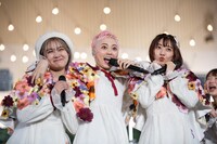 左から柏木ひなた、安本彩花、真山りか。