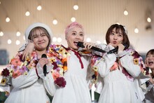 左から柏木ひなた、安本彩花、真山りか。