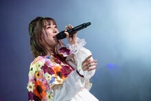 シティポップの名曲「真夜中のドア～stay with me」を歌う真山りか。