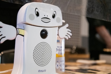 物販コーナーで観客を出迎えた呼び込み君。