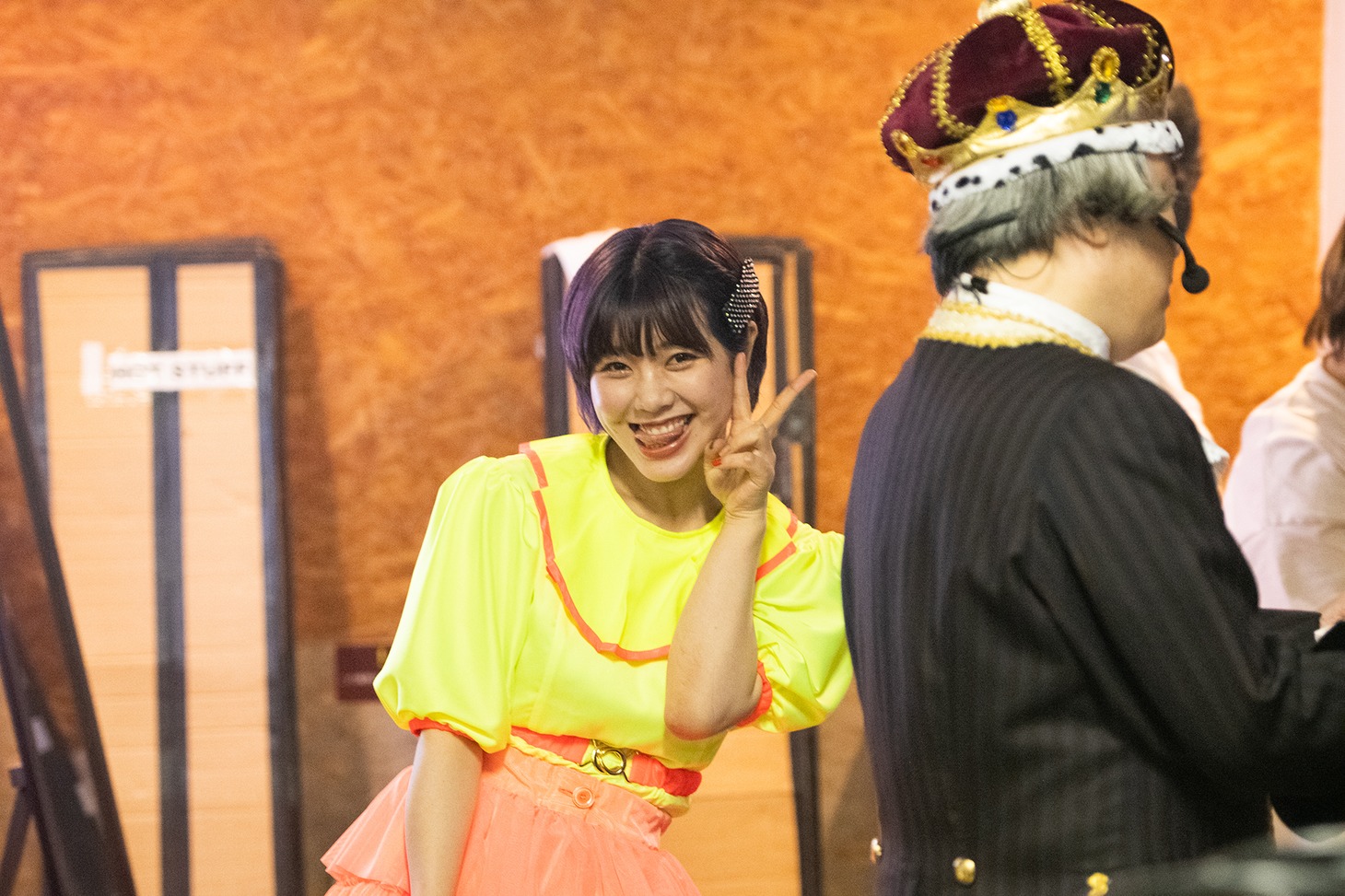 眉村ちあきはセリフを覚える矢野博康の傍で余裕のピースサイン。