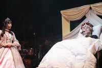 ベッドに横たわる王。