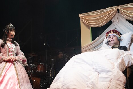 ベッドに横たわる王。