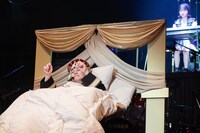 ピアノの音色に合わせて指揮をとる王。