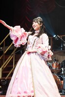 宴の始まりを告げるエリイ姫。