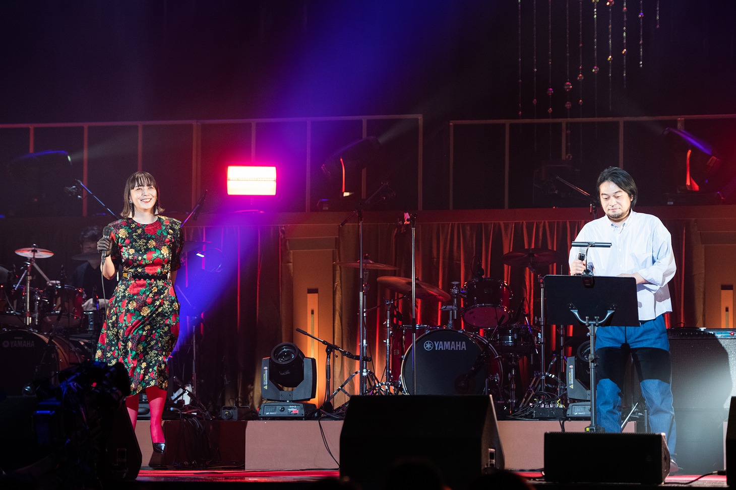 「Rendez-vouｓ in '58」でデュエットする土岐麻子（左）と堀込泰行（右）。