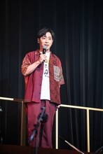 アンジュルムのTシャツで来た堂島孝平。