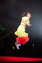 飛び跳ねる眉村ちあき。