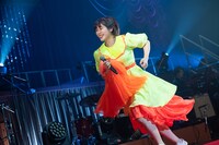 駆け足でステージを去る眉村ちあき。