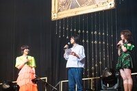 トークを回す堀込泰行（中央）。