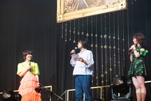 トークを回す堀込泰行（中央）。