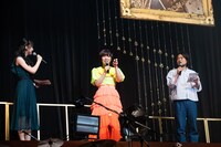 突然クイズを出す眉村ちあき（中央）。