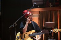 BEYOOOOONDSと堀込泰行のトークに顔をほころばせる矢野フェスバンドの村田シゲ（B）。