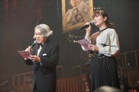 南佳孝を呼び込む矢野博康（左）と南波志帆（右）。