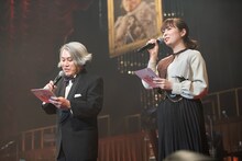 南佳孝を呼び込む矢野博康（左）と南波志帆（右）。