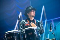 パーカッションとサックスで演奏に参加したマニュピレーターの大井'スパム'洋輔。