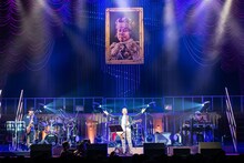 名曲「スローなブギにしてくれ（I want you）」を歌う南佳孝。