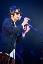 ZEUSとしてパフォーマンスする奥田健介（NONA REEVES）。