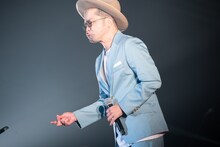 ソロパフォーマンスを披露する西寺郷太（NONA REEVES）。