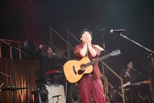 バンドメンバーの「堂島ー！」コールに感極まる堂島孝平。