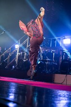 ジャンプする堂島孝平。