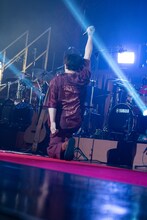 着地する堂島孝平。