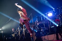 ジャンプする堂島孝平。