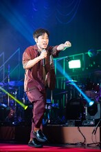 ランニングマンのステップを踏む堂島孝平。