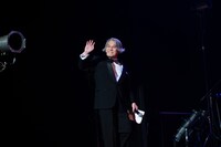 堂島孝平に呼び込まれる矢野博康。