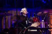 ドラムを叩く矢野博康。