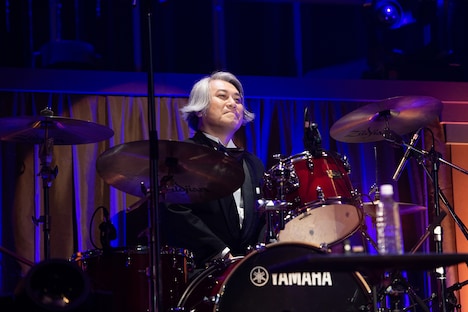ドラムを叩く矢野博康。