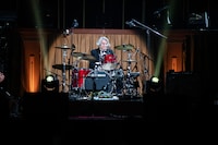 ドラムを叩く矢野博康。