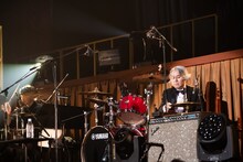 ツインドラムを披露する小松シゲル（NONA REEVES / 左）と矢野博康（右）。