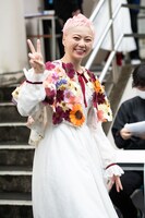 笑顔でステージへと向かう安本彩花。