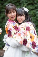 「今いい画ですよ！」と自己申告する星名美怜（左）と小久保柚乃（右）。