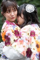 星名美怜（左）に身を埋める小久保柚乃（右）。