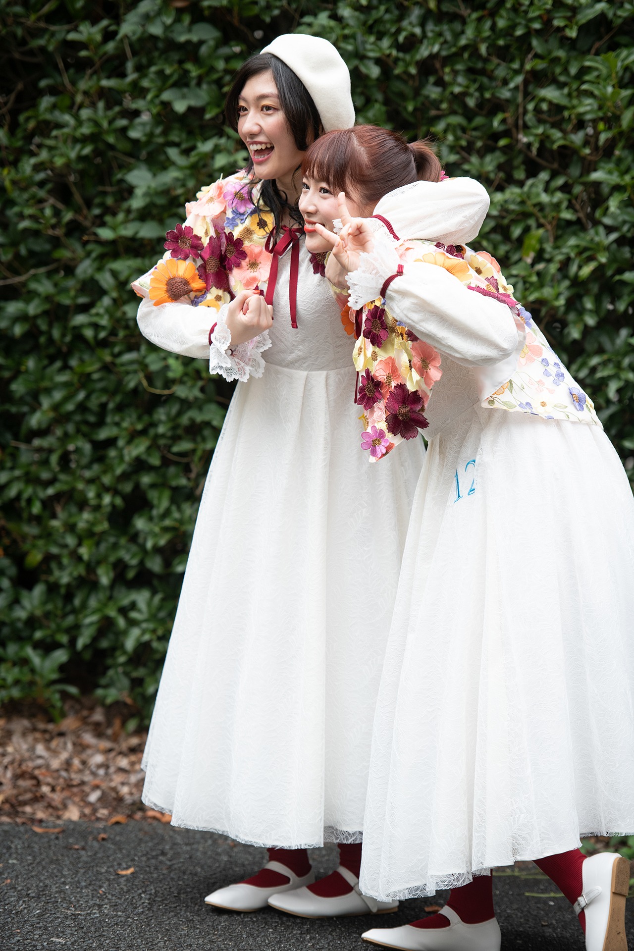 ごきげんな小林歌穂（左）と中山莉子（右）のカホリココンビ。