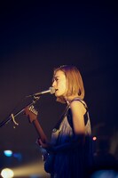 塩塚モエカ（Vo, G）（Photo by Yuki Kawashima）