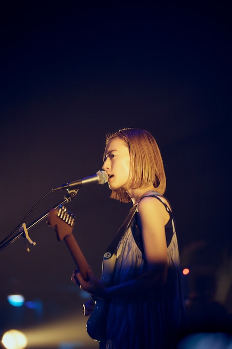 塩塚モエカ（Vo, G）（Photo by Yuki Kawashima）