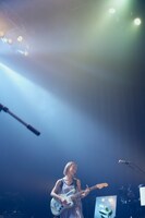 塩塚モエカ（Vo, G）（Photo by Yuki Kawashima）