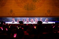 会場の組合員に手を振る浪江女子発組合。（撮影：塚田亮平）